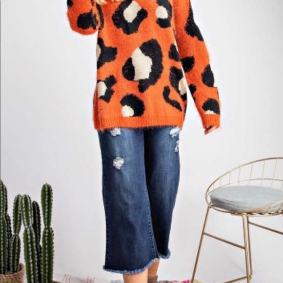 Large Leopard Print Sweater - Picture 3 of 3